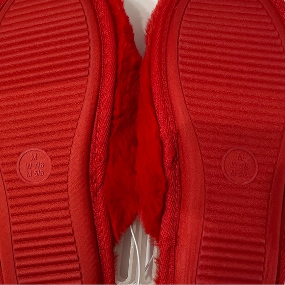 NWT Target Bullseye Red Plush Fuzzy Slippers Size M W7-8 M5-6 - Great Gift Idea - Picture 8 of 10